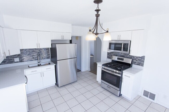 Foto del edificio - 18324 Burnham Ave