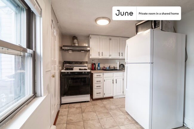 Building Photo - Room in Shared 5 bed/2 bath home in South Boston