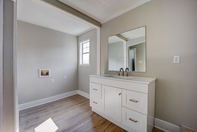 Building Photo - Freshly Updated 2 Bedroom House