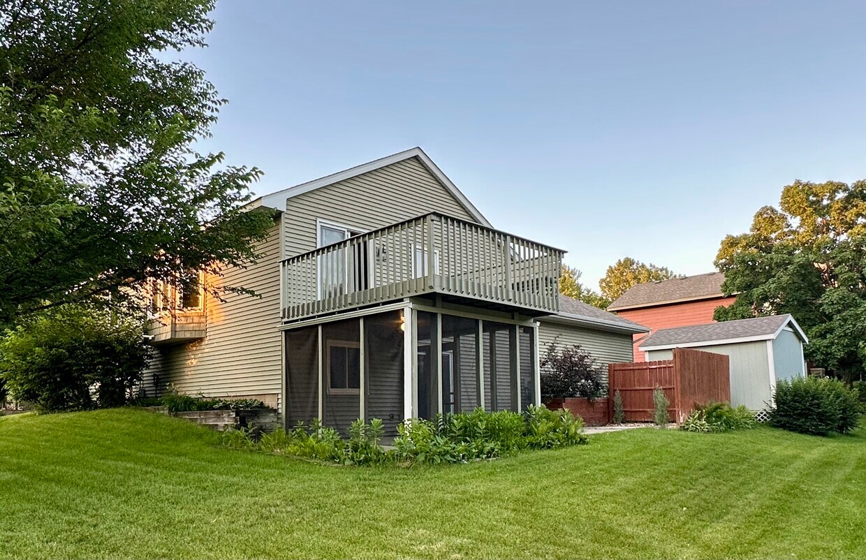 Building Photo - 3317 Sunset Lake Dr