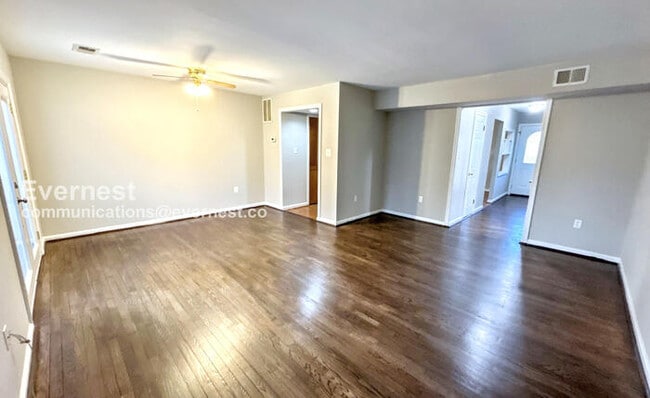 Foto del edificio - 2058 Mayflower Dr