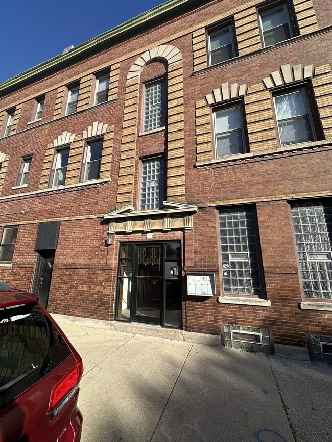 Building Photo - 953 N California Ave