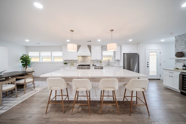 Building Photo - 2501 Briarhurst Dr