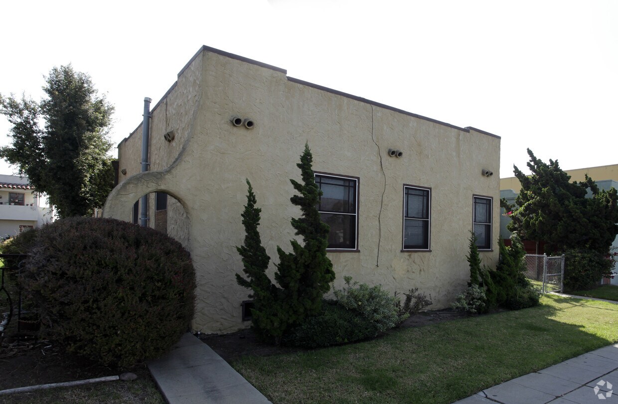 Building Photo - 4027-4031 Park Blvd