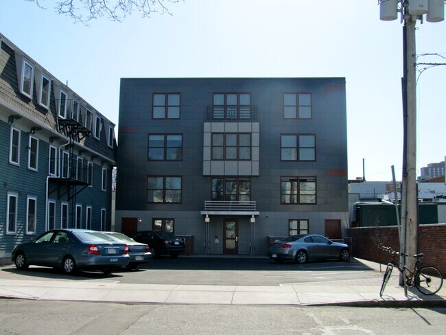 Building Photo - 126 Charles St