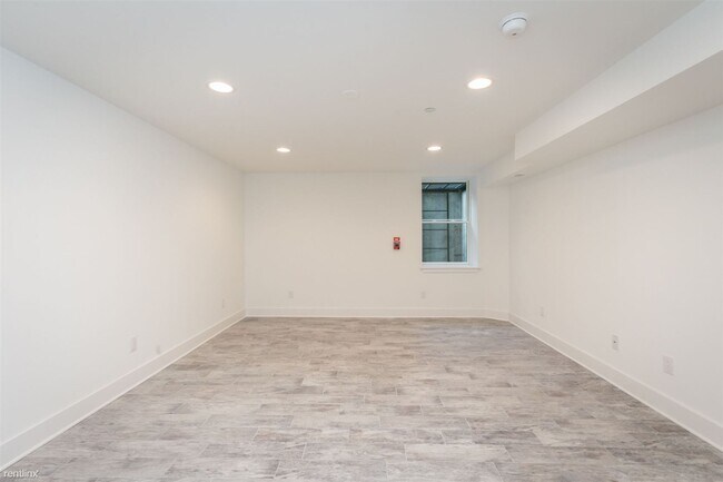 Building Photo - 3 br, 3 bath Triplex - 2308 E LEHIGH AVE U...