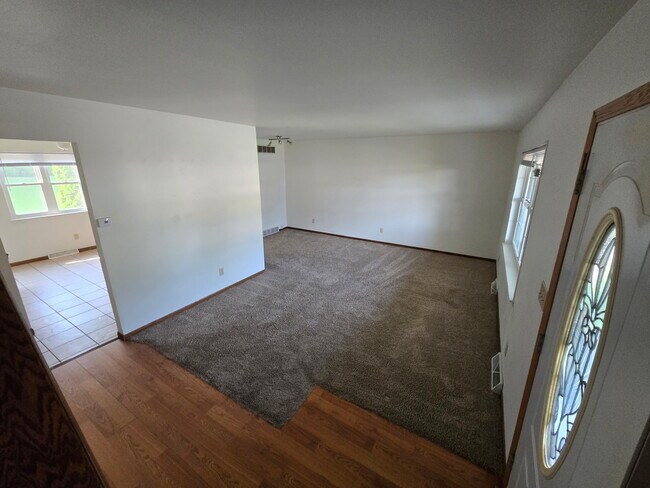 Sala de estar/Entrada principal - S69W15010 Cornell Cir