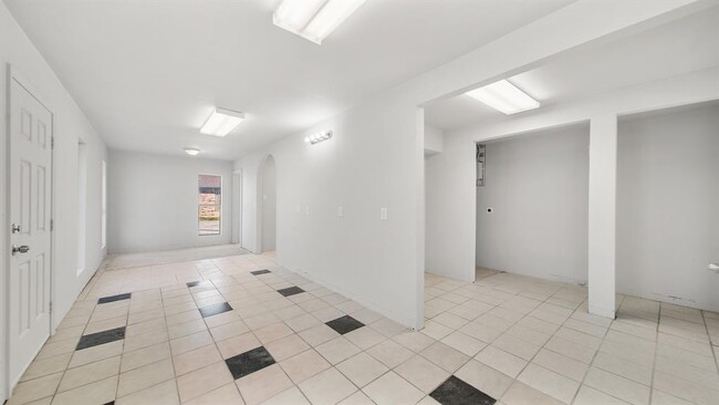 Building Photo - 603 TX-36