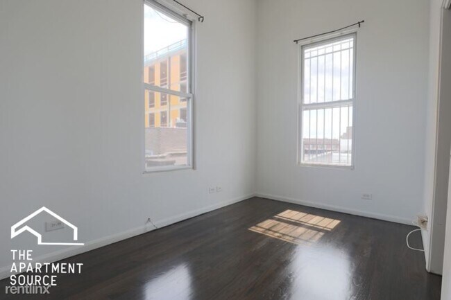 Building Photo - 3326 N Clark St