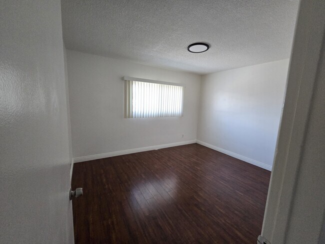 Foto del edificio - 6823 Hayvenhurst Ave