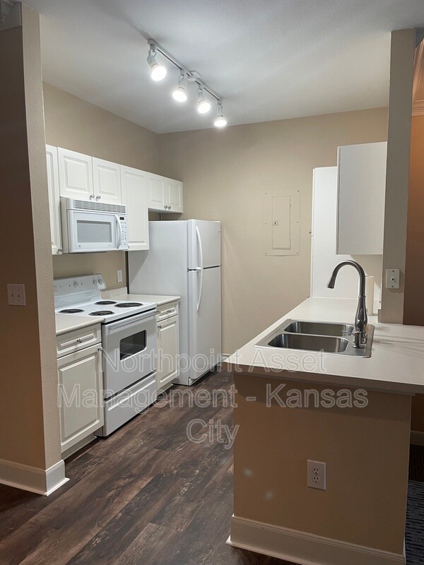 Building Photo - 11614 Tomahawk Creek Pkwy