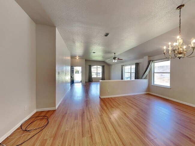 Foto del edificio - MOVE IN READY NOW! CHECK IT OUT!