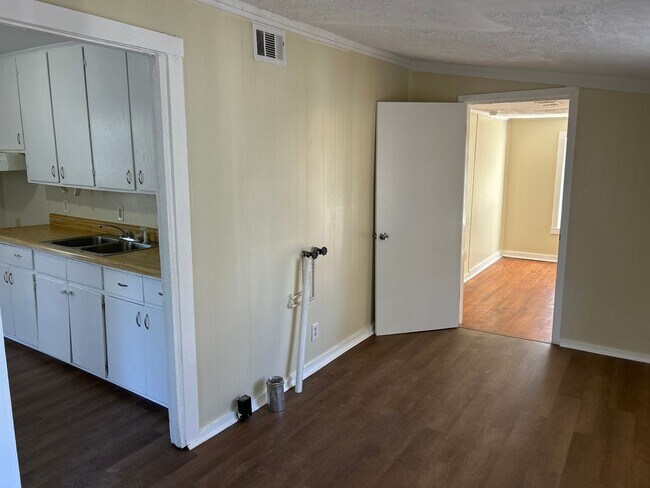 Foto del edificio - 3 Bedroom home central air and heat