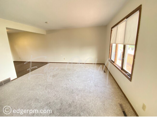 Building Photo - 917 E Bremer Ave
