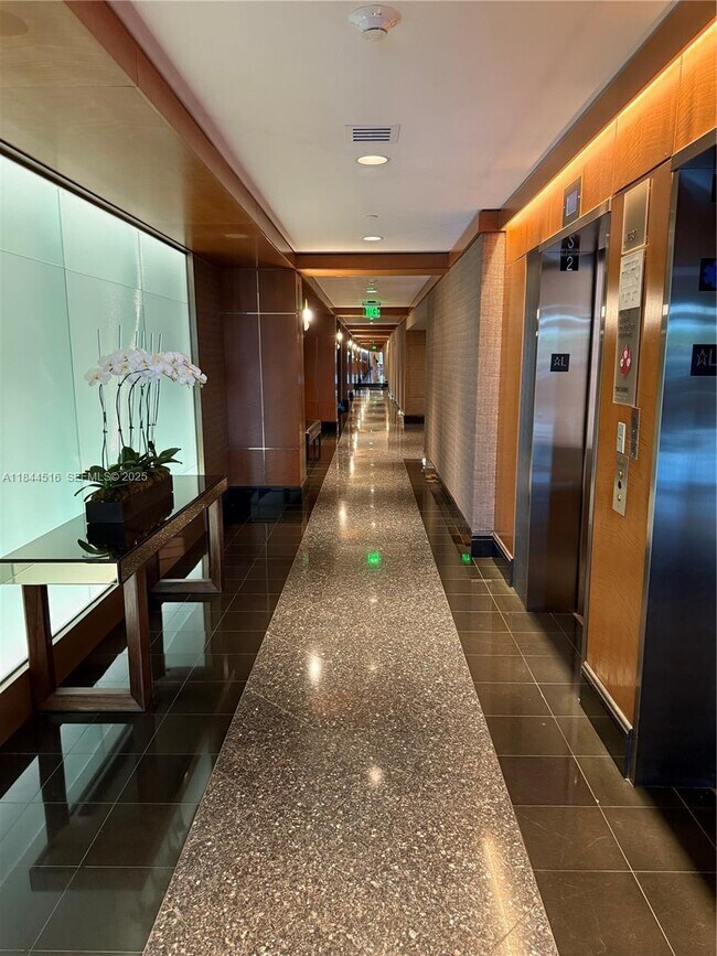 Foto del edificio - 5025 Collins Ave