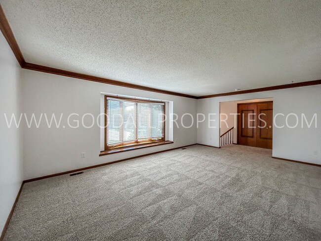 Building Photo - 3 Bedroom, 3 bath Home in West Des Moines!!