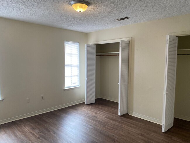 Foto del edificio - 8757 Granite Dr