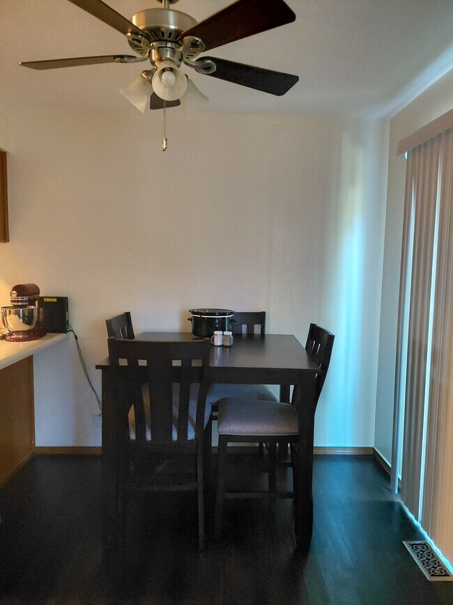 Foto del edificio - 402 s. Village Ct.