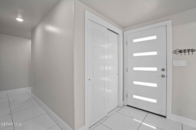 Foto del edificio - 14728 Mountain Breeze Ave