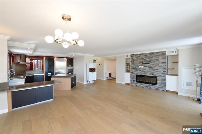 Building Photo - 1055 River 310