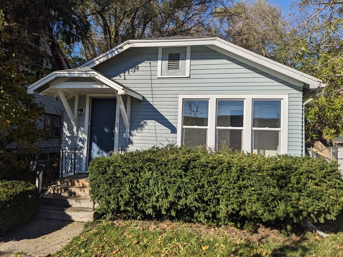 Foto principal - Two Bedroom + Bonus Room Home in Kalamazoo