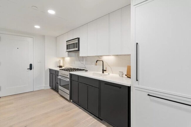 Foto del edificio - No Brokers Fee, One Month is Rent-Free, Pets Friendly, Luxury Finishes, Garage Parking is Included