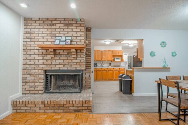 Building Photo - 4500 Elaine Pl