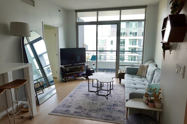 Living Room - 425 W Beech St