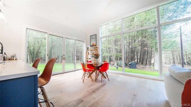 Foto del edificio - 102 Rider Hollow Rd