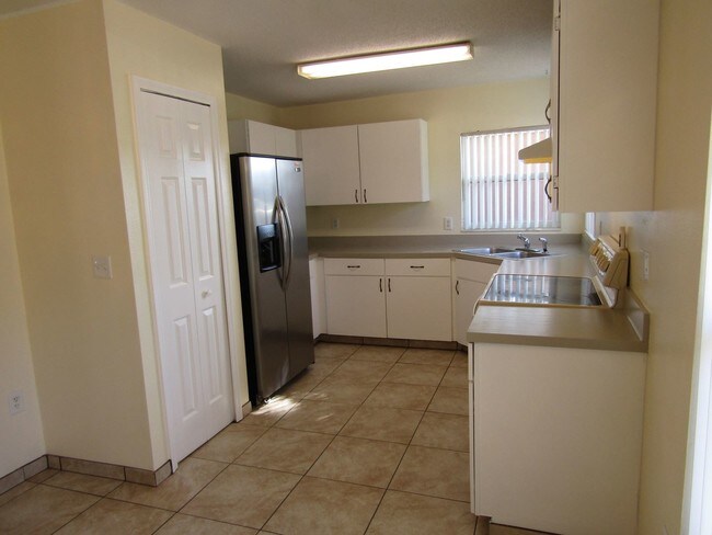 Building Photo - 725 Mink Ct