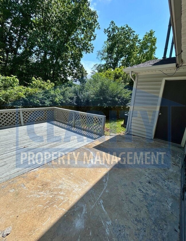 Foto del edificio - Spacious 3-Bed, 1.5-Bath Duplex with Priva...