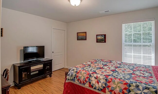 Foto del edificio - Amazing 4 bedrooms, 2.5 baths 2-story home...