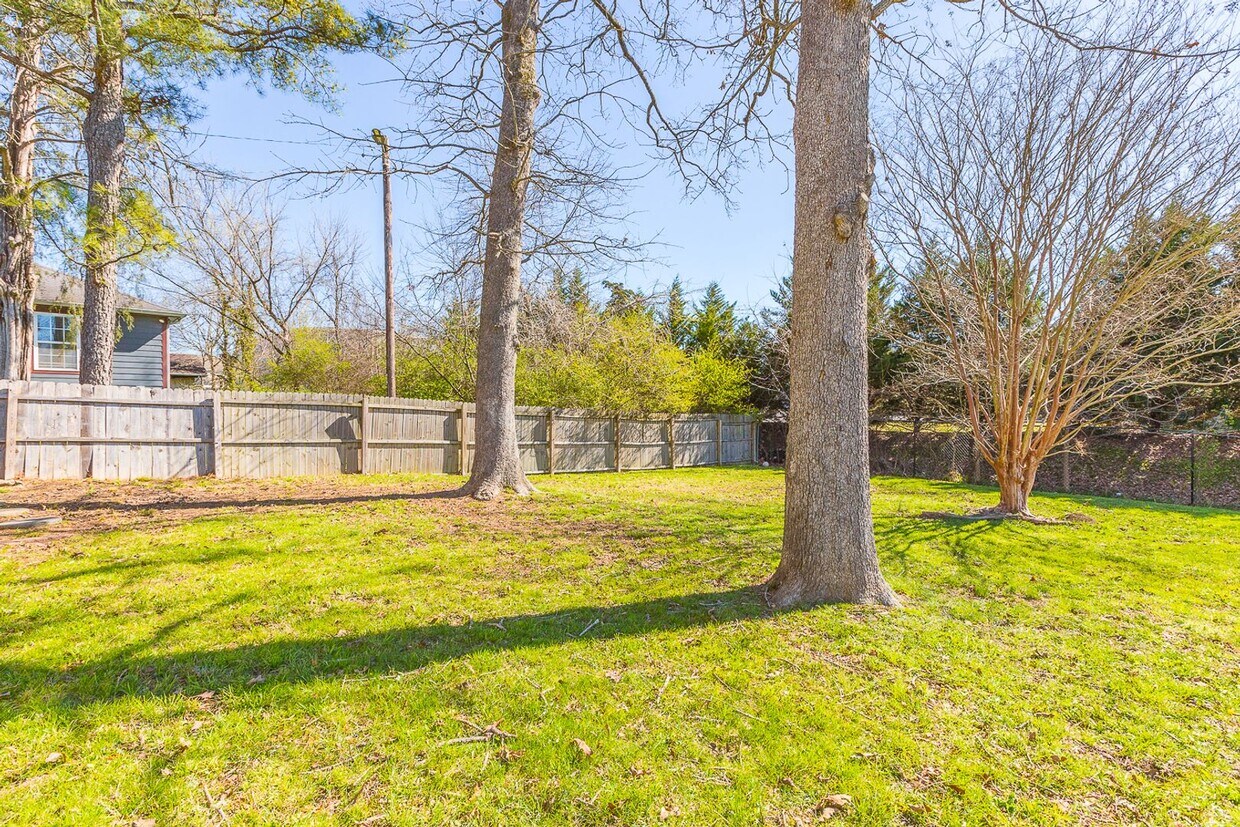 Foto del edificio - Freshly Updated 2 Bed 1 Bath in East Brain...