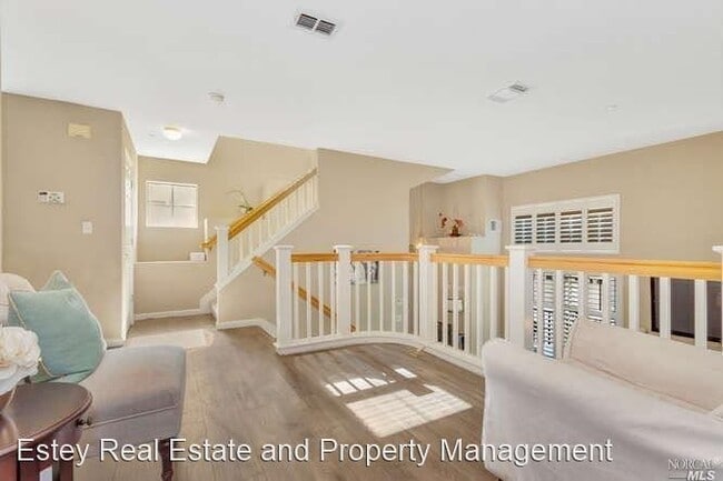 Building Photo - 3 br, 2.5 bath House - 498 East E Street