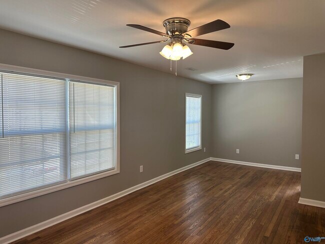 Foto del edificio - 3111 Hale Dr SW