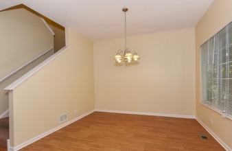 Building Photo - 609 N Lyle Ave