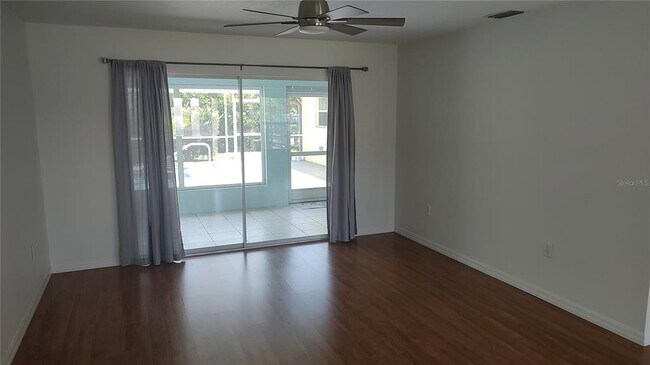 Foto del edificio - 4835 Jacaranda Heights Dr