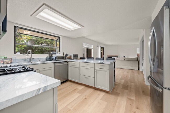 Foto del edificio - Spacious lot with no back house!