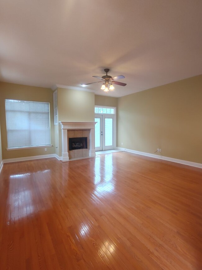 Building Photo - Beautiful 2 Bedroom/2 Bath