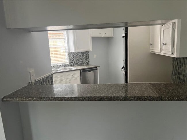 Building Photo - 111 Kings Ct