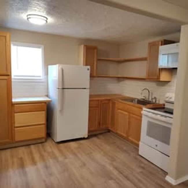 Building Photo - Available NOW Updated 1 bedroom, 1 bathroo...