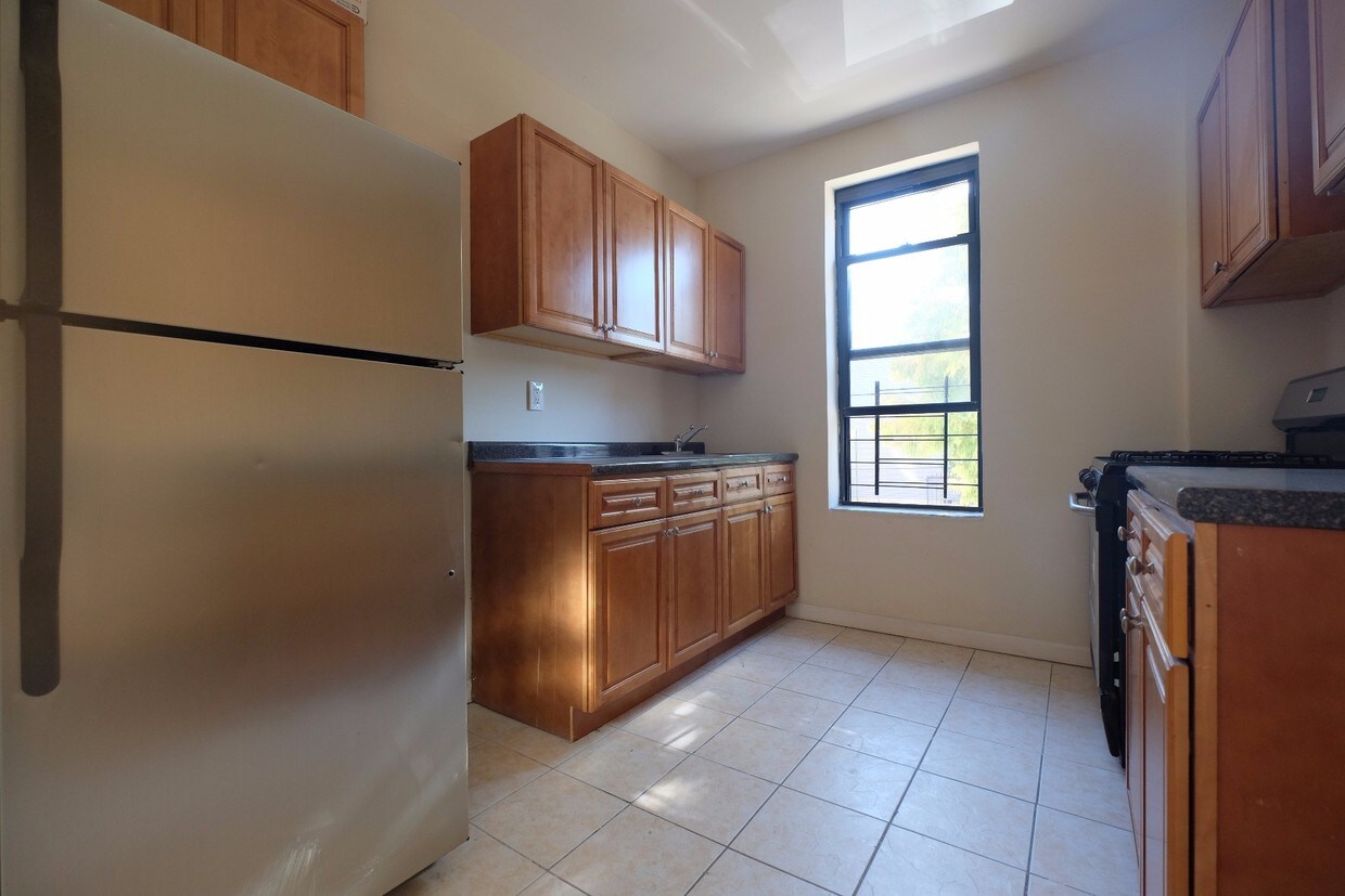 Primary Photo - 921 E 179th St