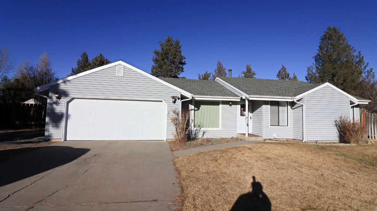 Primary Photo - Almost 1/2 acre 3/2 home recently updated ...