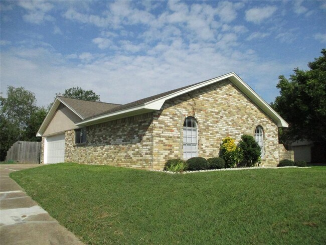 Foto del edificio - 970 N Pleasant Woods Dr
