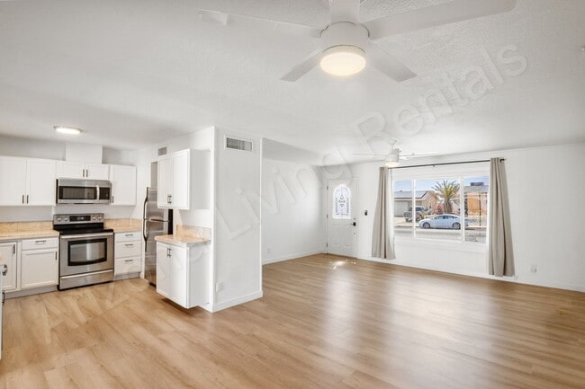 Building Photo - AFFORDABLE POOL HOME!