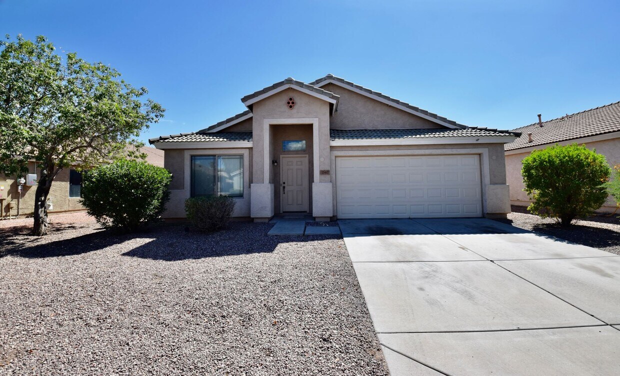 Foto principal - Completely remodeled 4 bed 2 bath home in ...