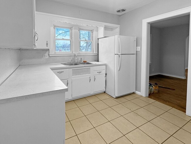 Building Photo - 857 Lyon St NE