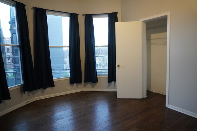 Foto del edificio - 867 E Pershing Rd