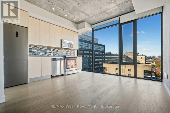 Building Photo - 111 Bathurst St