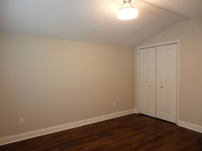 Building Photo - "Tiny" home offers one level living - WALK...